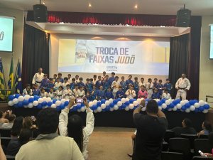 Alunos do Judô celebram nova etapa com troca de faixa